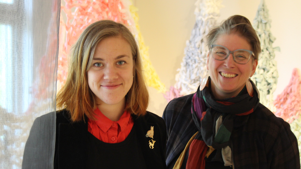 Martina Lundqvist en av vinnarna av Olga Birkfelts konstpris 2019, här tillsammans med Sara Vogel Rödin