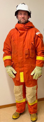 Foto på räddningspersonal utrustad med larmställ inklusive hjälm, stövlar och handskar