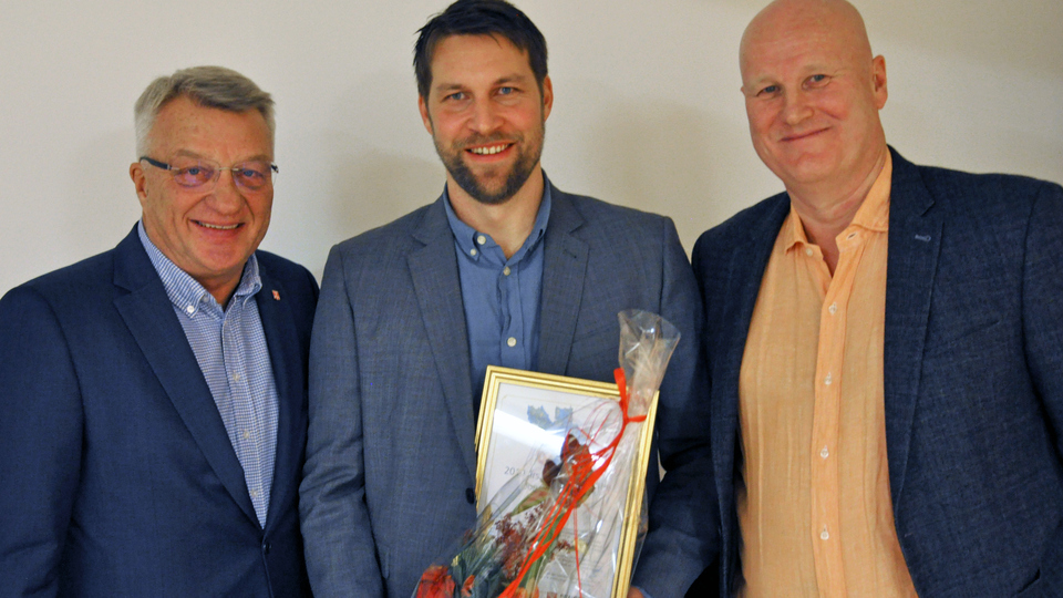 Miljöpristagare 2019 Jonas Fred Hell i mitten. Till vänster Stig Bertilsson, kommunstyrelsens ordförande, till höger Göran Eriksson, kommunchef.
