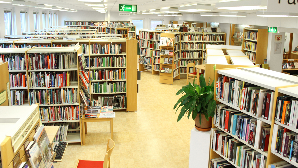 Foto som visar interiören av en del av Bengtsfors bibliotek.