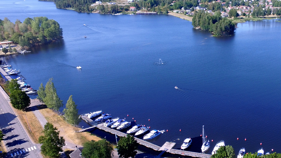 Foto som visar gästhamnen och småbåtshamnen i sjön Lelång i centrala Bengtsfors
